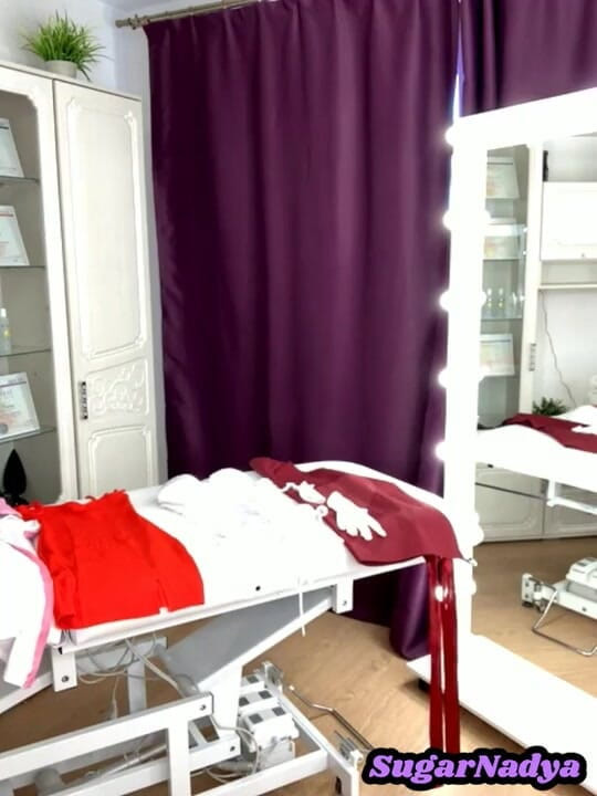 SugarNadya: Sugarnadya canlı yayında seksi kıyafetlere dönüşüyor