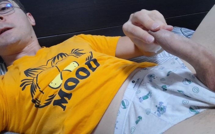 The college boy: Nadržený vysokoškolský chlapec si honí v posteli při čekání na nevlastního...