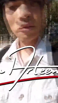 Jon Arteen anda descalça na rua ao ar livre, o garoto está descalça no bonde lotado para o Centro da cidade