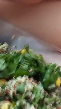 Primul meu picnic nudist care mănâncă salată vegană pe o plajă naturist