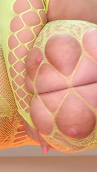 Regardez mes énormes nichons se balancer
