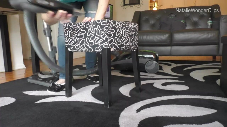 Natalie Wonder: Vide de mon tapis coquin, aspirateur les coins du sol...