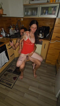 Esposa follada en la cocina