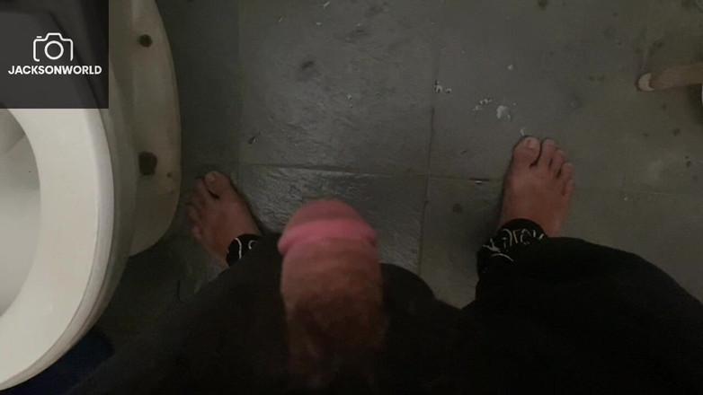 Jackson World: Beccato a fare un momento privato in bagno