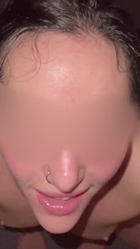 Nachtclub-küken reitet schwanz für eine gesichtsbesamung