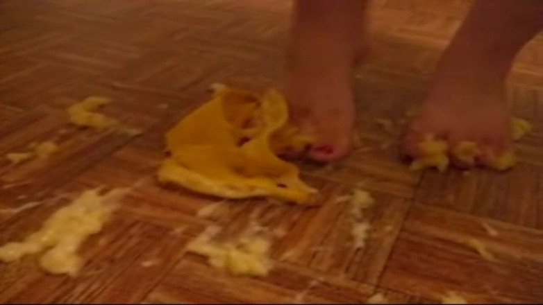 Sexy Amateurz: Menghancurkan kaki untuk pisang