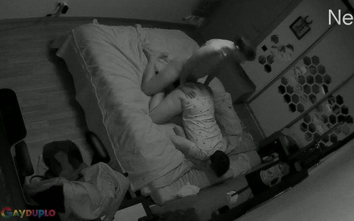 GayDuplo: Amatör çift nest kamerada sikişirken yakalandı