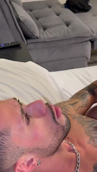 Getatoeide vrienden neuken en zuigen enorme cumshot in het gezicht!