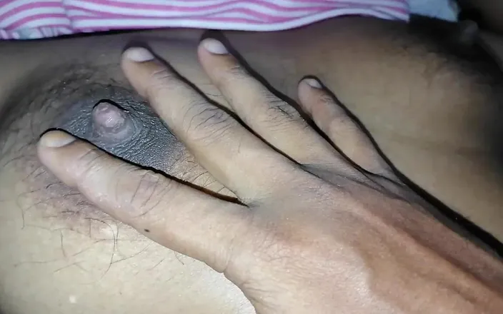 Sweety In Bed: Показывает полное расслабляющее тело после траха тугой киски