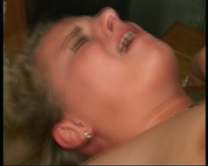 German's MILF: Regardez une MILF allemande tatouée se faire baiser sa chatte...