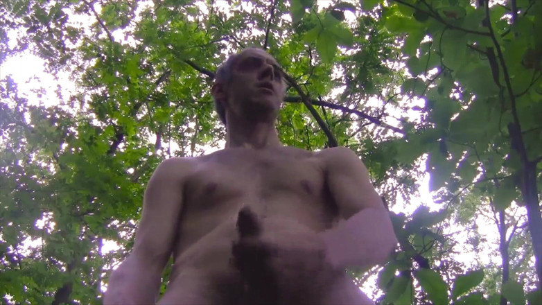 BELLOeBIOTTO: अच्छा और लंबा कमशॉट, शर्टलेस, एक सार्वजनिक जंगल में