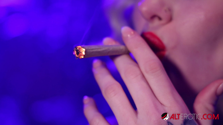 Alt Erotic: Kitty Quinn fume sa nuit chez une blonde fumé