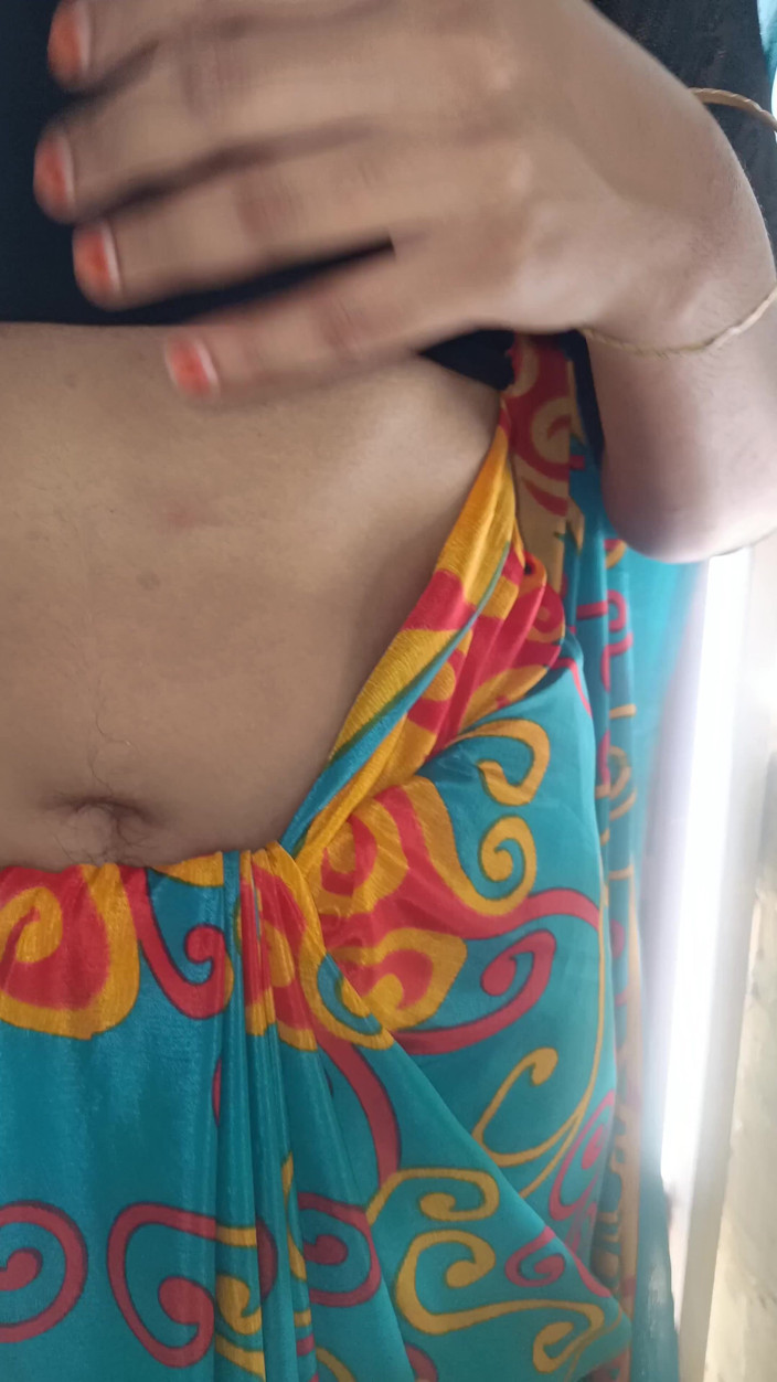 Inba: Одружені жінки, романтика в сарі синього кольору зі своїм хлопцем