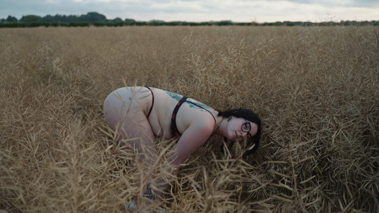 WeirdRiddle601: Roztomilá farmgirl se šuká na procházce
