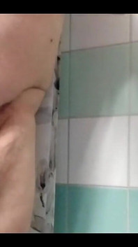 Uită-te la cum Eve Spălând pula lui Adams, cum ea îi dă înapoi preputul și spălându-l cu adevărat adânc înăuntru pentru a obține o pulă frumoasă curată