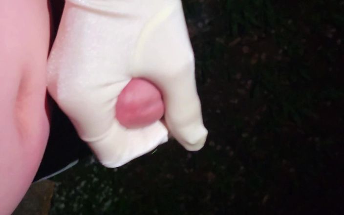 Glove Fetish Queen: Glande stuzzica sega mentre cammina per la strada di notte