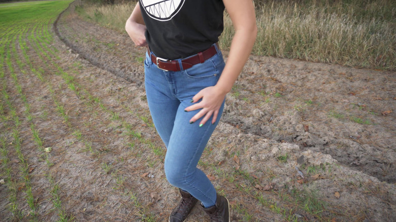 Teasecombo 4K: Stepsis Teases Cameltoe Pussy in Blue Jeans Outdoors