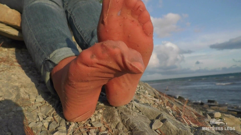 Mistress Legs: Jeans pés provocando em meias de nylon usadas ao ar...