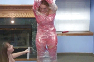 Radical Lesbian: Blonďatá lesbická kundička má robertek při visení ze stropu v...