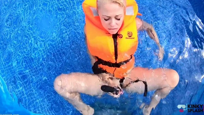 UKCuteGirl Lucy Lauren: Juego de vibra de chaqueta de vida en la piscina