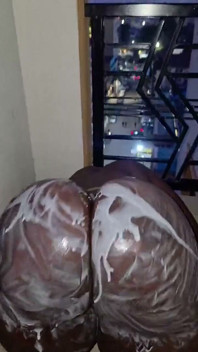 흑인 대물 자지를 필요로 하는 발코니에서 두근 두근 두근하는 질싸 비
