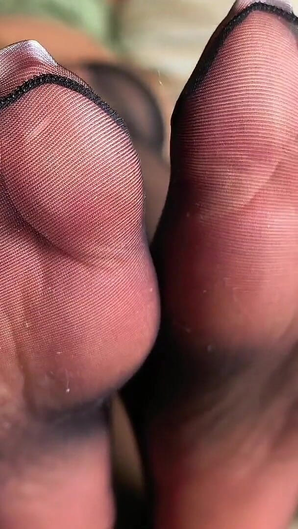 Nylon Foot Tease (Goddess Lena)