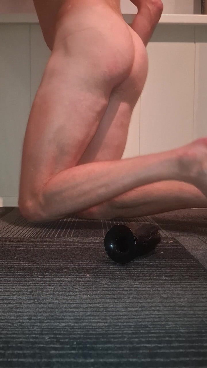 NoFace Twink X: ホットなゲイのツインクは彼の巨大なフィストおもちゃに乗るのが大好き