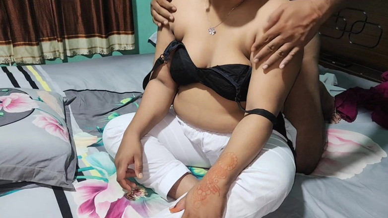 Akhi moni: ฉันเจอลูกพี่ลูกน้องชายอยู่คนเดียวในห้องและเย็ดเธอ