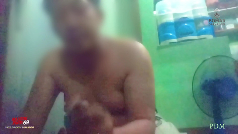 pinoy malibog: Aku nyepong kontol temanku sambil berbaring