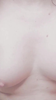 彼女は帽子をかぶってディルドに行きました