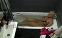 Milfs and Teens: Тинку с дредами застукали перед камерой в ванной