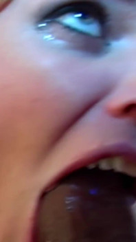 Blonďatá vnadná pawg milfka Alicia Rhodes v sexy mezirasové scéně s velkým černým pérem