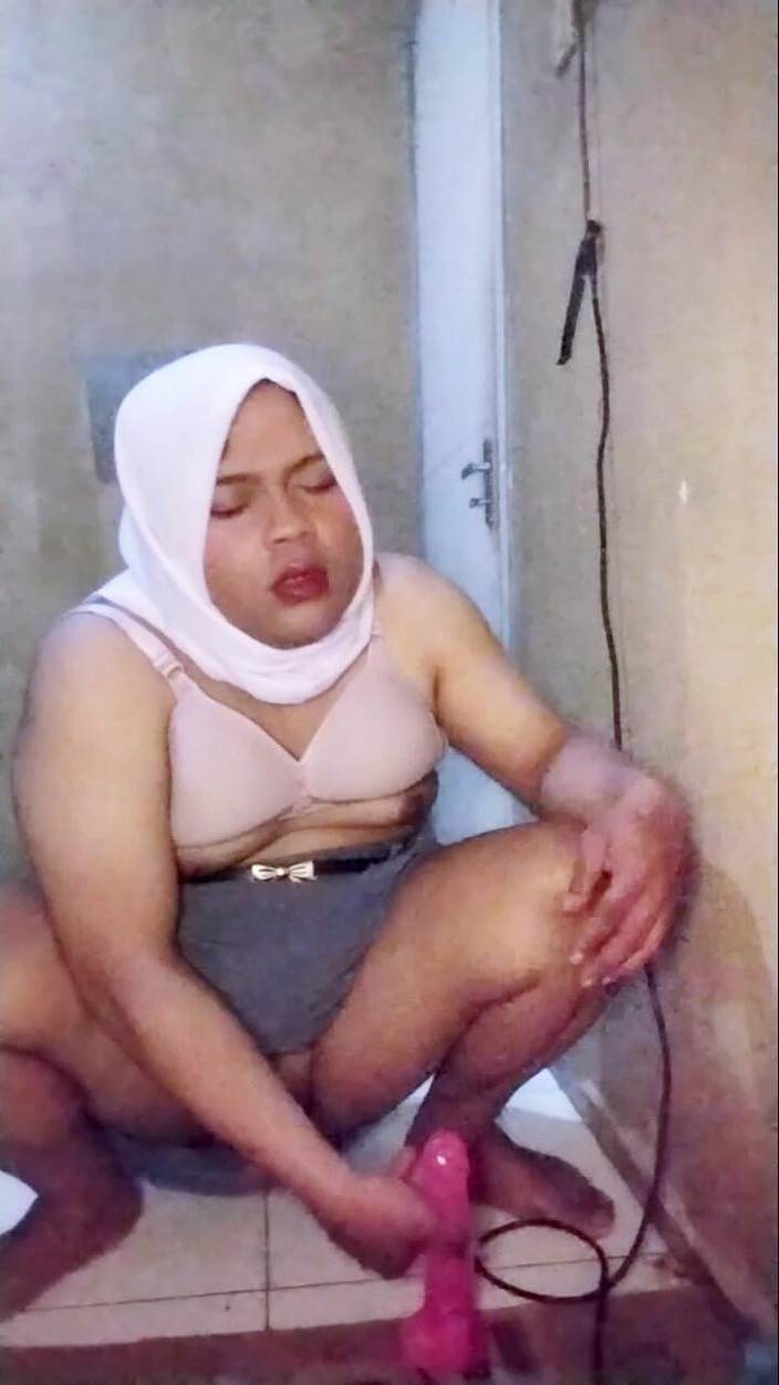 Ivvy Crossdresser: Tesettürlü Waria lise üniforması giyiyor (yine), hayranlarının vahşi fantezilerini gerçekleştiriyor