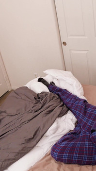 Hijastro seduce a la madrastra para distraerla de su habitación desordenada