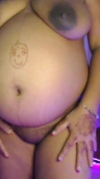 Mostrando coño de tetas desnudas completo.