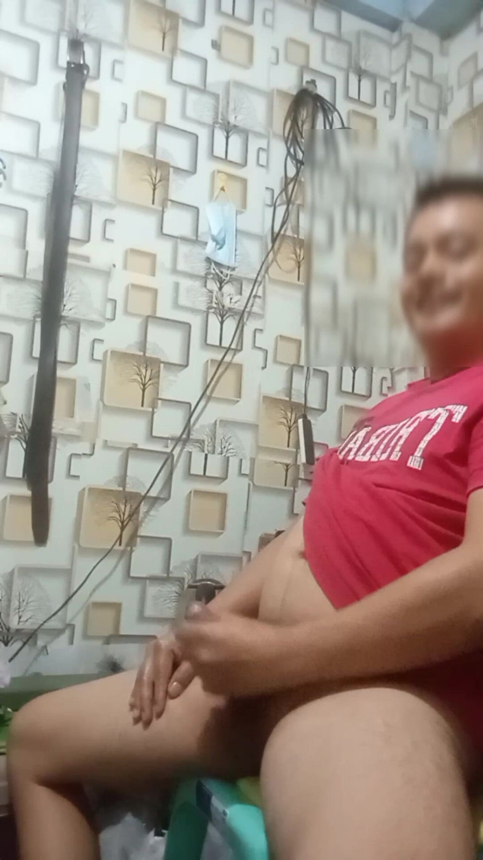 Talahib23: Цей гарячий вітчим, чия кімната поруч з моїм, це щось інше - він красивий, і у нього теж величезний член