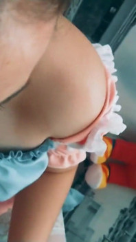 Aku ngentot pelayan imut dengan rok mini dan stoking ketat