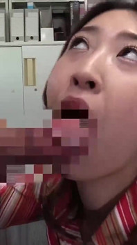 Fellatio穿着刚脱掉的黑色丝袜，垂直握着杆子，没有手被吮吸