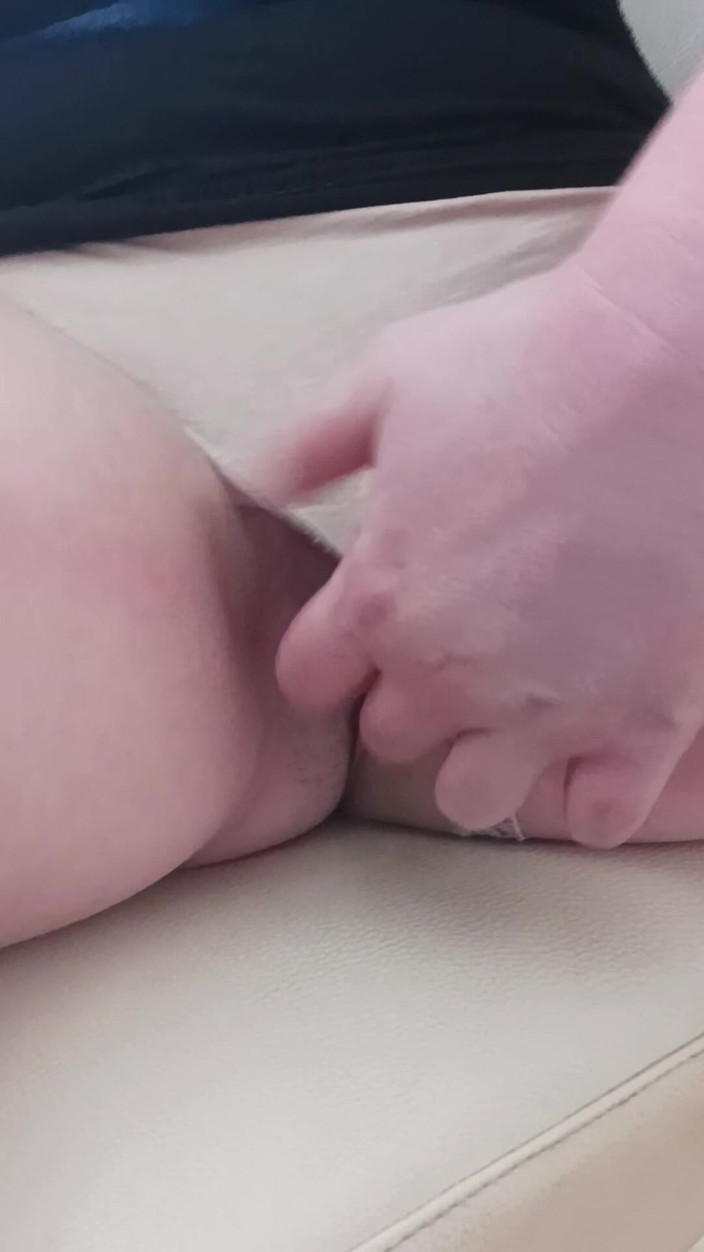 vuana: Pamerin memek bebasku sebelum nyepong kontol