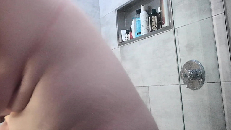 Erin and Andy: 史诗般的亚洲熟女长乳头 - 第一人称视角 真正的撒尿时刻 + 安德鲁特的湿淋浴挑逗