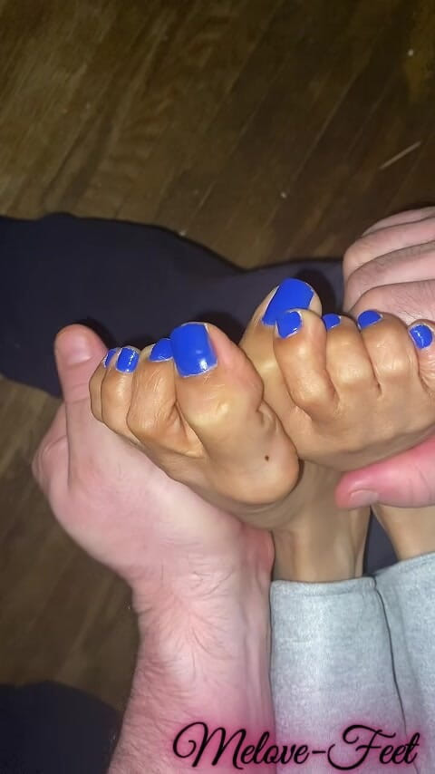 Naelor: Naelor memijat kaki melove dan kaki panjang seksi dengan kuku...