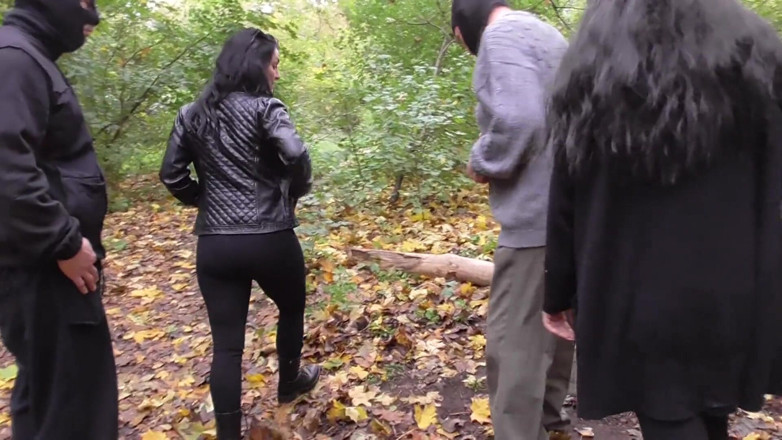 Femdom Austria: Chuveiro com mijo na floresta