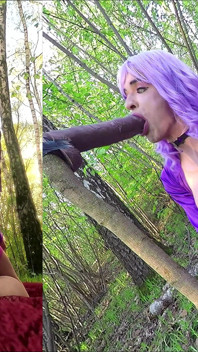 Sissy Stacy leker hårt med enorma dildor i skogen