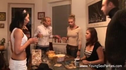Young Sex Parties: Pesta seks bareng dua pria di rumah para wanita