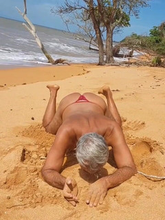 Ladysilvas: Ladysilva på stranden visar upp sin heta röv i röda...