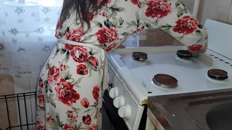 Lesbian-illusion: Fodendo uma empregada na cozinha enquanto meu marido estava descansando