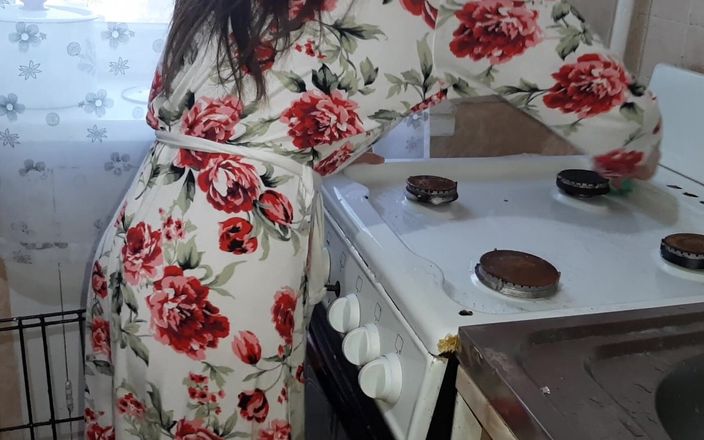 Lesbian-illusion: Je baise une femme de ménage dans la cuisine pendant...