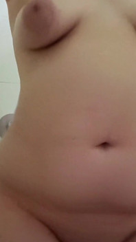 El culo gordo y las lindas tetas en la ducha