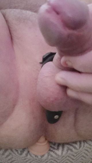 Pellefnatt: Büyükbaba Ayaklıkta Oturuyor Ve Kıçında Bir Yapay Penis Varken Sikiyle...