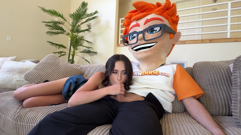 PornDudeCasting: Daisy Pheonix llama a un tipo porno para una polla...